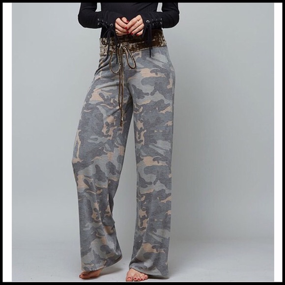 Velvet Trimmed Comfy Camo - Picture 5 of 6